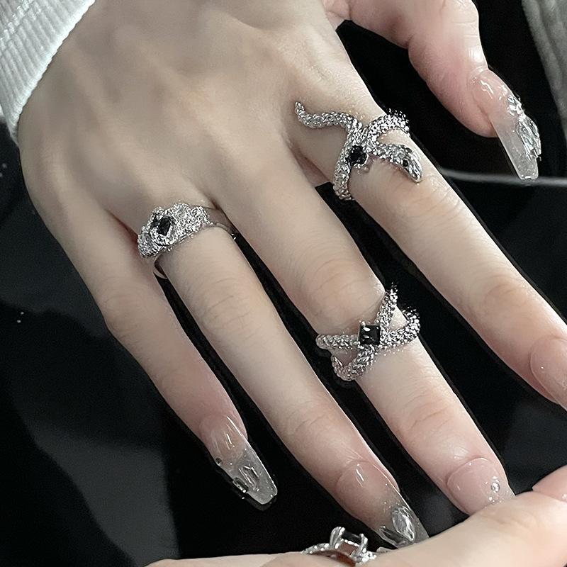 Nische Designgefühl Dunkler Wind Diamantenbesetzter Zirkon Serpentin Persönlichkeit Französische Faltung High-End Gefühl Offener Ring Damen