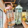 2L Strohhalm-Wasserflasche Große Kapazität Plastik-Wasserbecher Tragbarer Ausgießer-Becher Trinkflasche Mit Markierer Für Outdoor-Sport Fitness