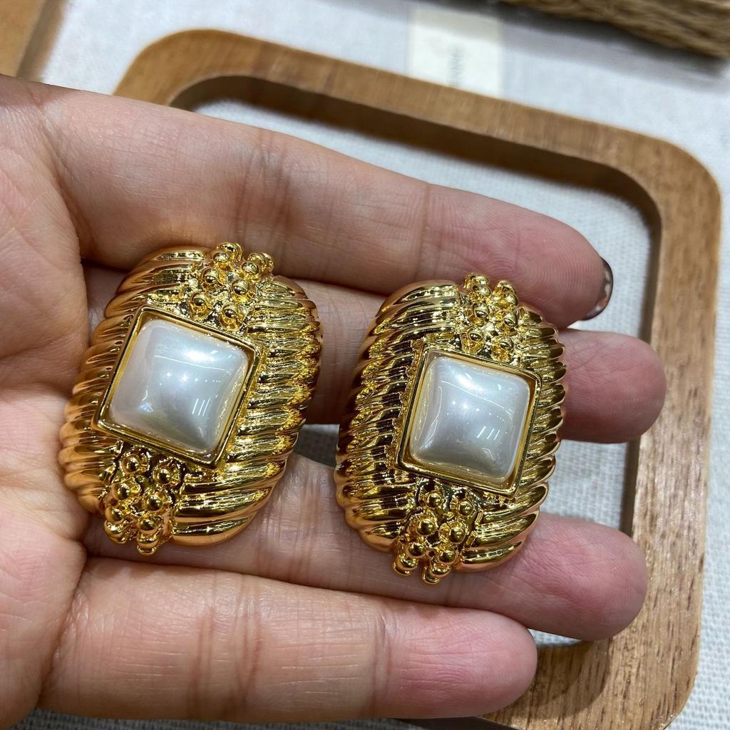 Medieval Replica Electroplated Stud Earrings, Irregular Gold-Plated Earrings, Retro Elegant Stud Earrings.