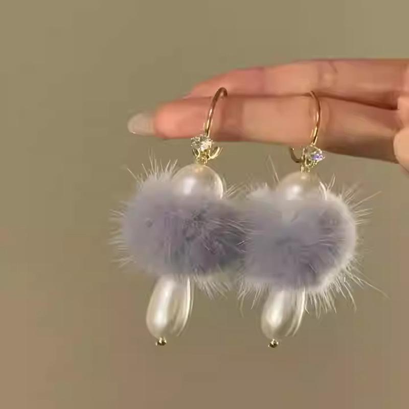 

Autumn and winter temperament sweet zircon hairball pearl earrings stud earrings exquisite earrings women