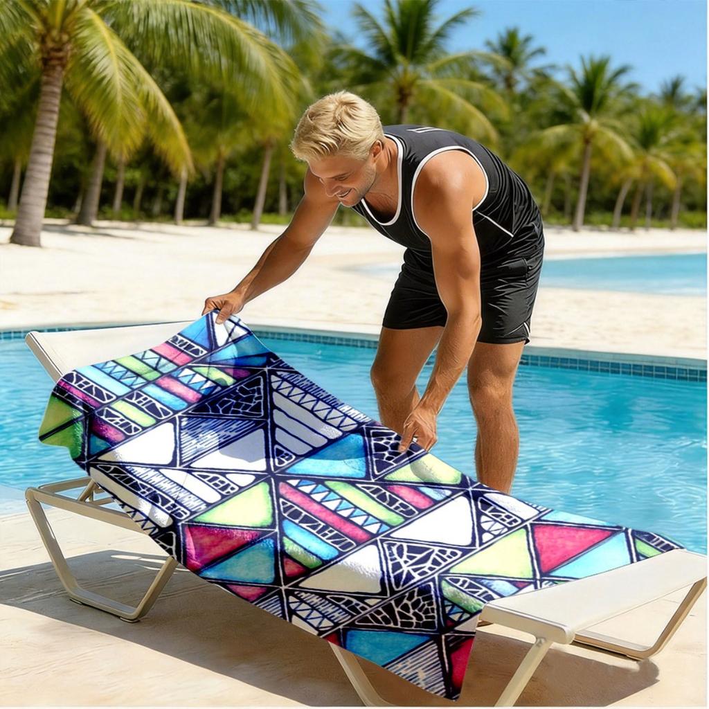 La serviette de plage en microfibre de polyester sur le thème de la tribu des triangles à l'aquarelle est très absorbante, adaptée à la natation et aux sorties à la plage.