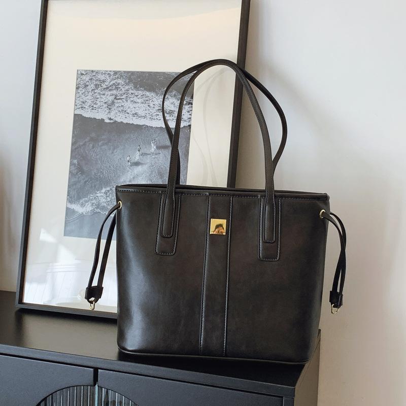 

Retro large-capacity tote bag women s new autumn and winter popular versatile commuter bag premium shoulder bag чёрный