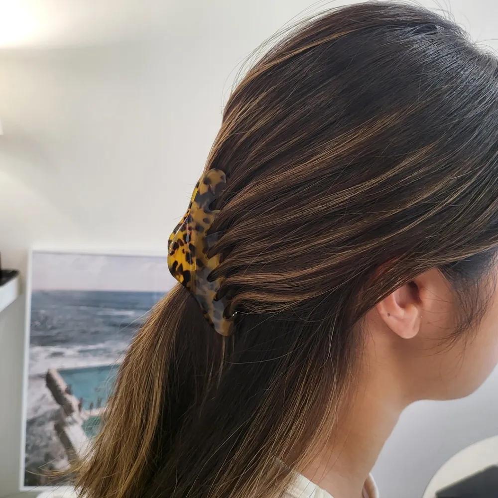 Celluloid mother-of-pearl leopard hair clip