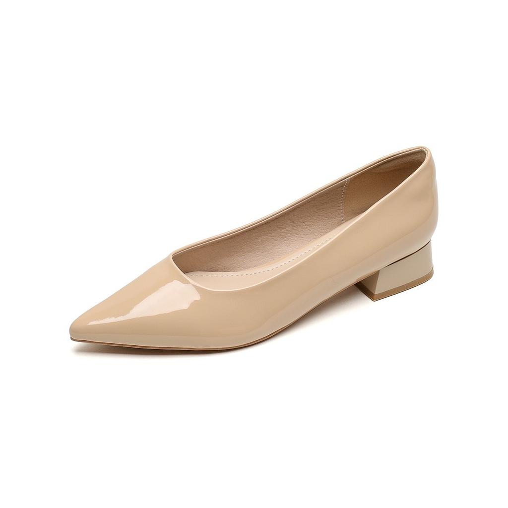 Lammfellversion von Traubenmutter, die gleichen Leder-Pumps mit spitzer Zehenpartie, flache, dünne Einzel-Schuhe, feminine Pendlerschuhe