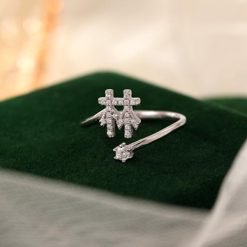 Bague de luxe pour femme Banyan Tree en argent avec nom de famille - Design personnalisé haut de gamme pour l'index