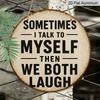 2D Flach, 1 Stück Vintage Selbstgespräch Affirmation Metallwand Schild - "Manchmal rede ich mit mir selbst, dann lachen wir beide" Lustige Selbstwertgefühl Dekoration, Rustikales Beige