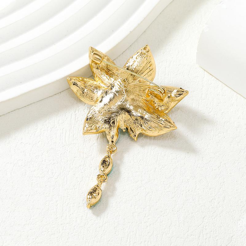 Брошь Роскошный Национальный Стиль Изумруд Лотос Кисточка Брошь Аксессуары Брошь Анти-Светоотражающая Булавка