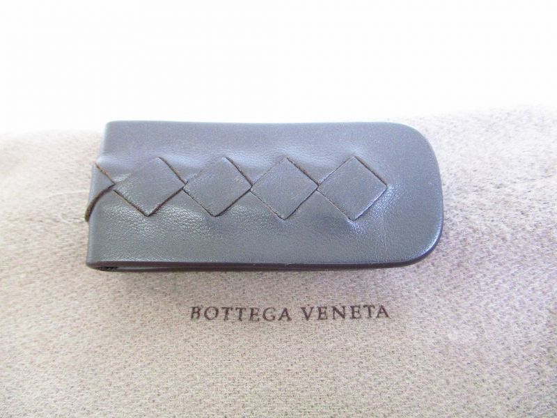 

Оригинальный магнитный зажим для денег BOTTEGA VENETA из кожи темно-коричневого цвета #7093 б/у