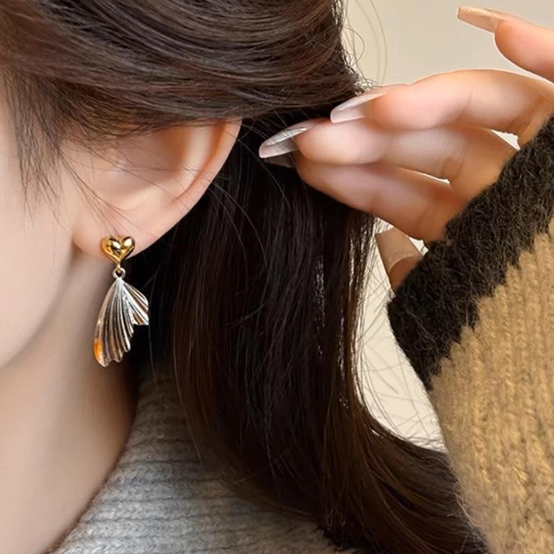 

Love fish tail wings contrasting colors, ear clips, mosquito coil trays, high sense, versatile light luxury earrings, niche design earrings