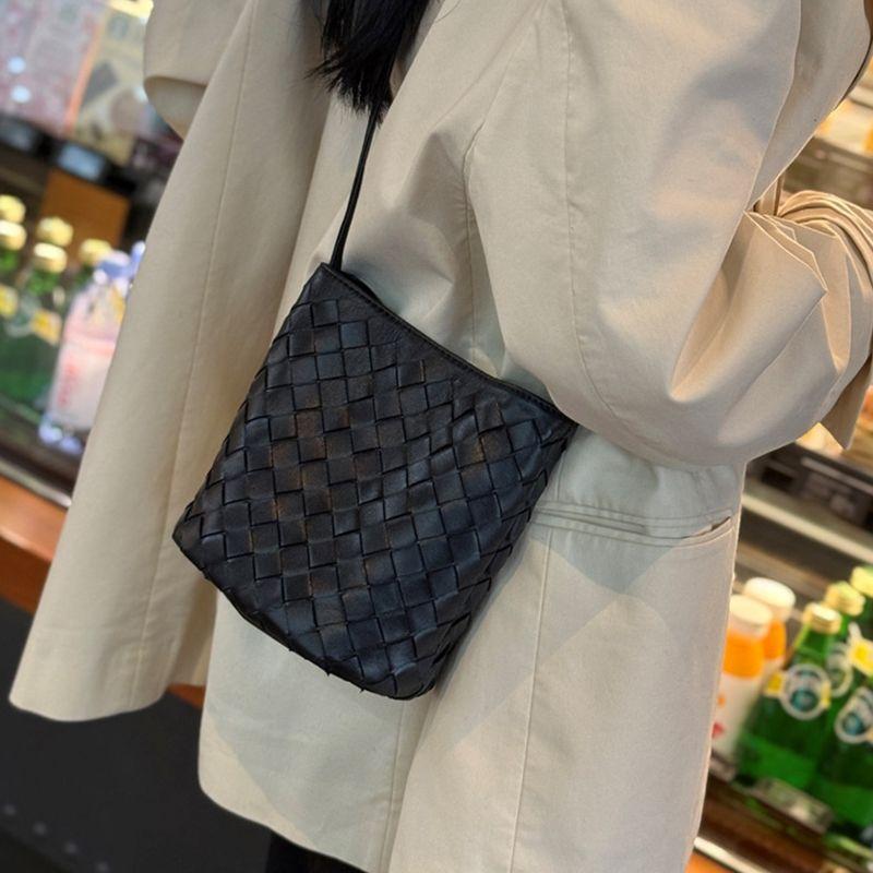 

Women Woven Bag 2025 New Super Popular Sheepskin Genuine Leather High-Grade Idle Style Shoulder Bag Large Capacity Bucket Bag Midnight Black