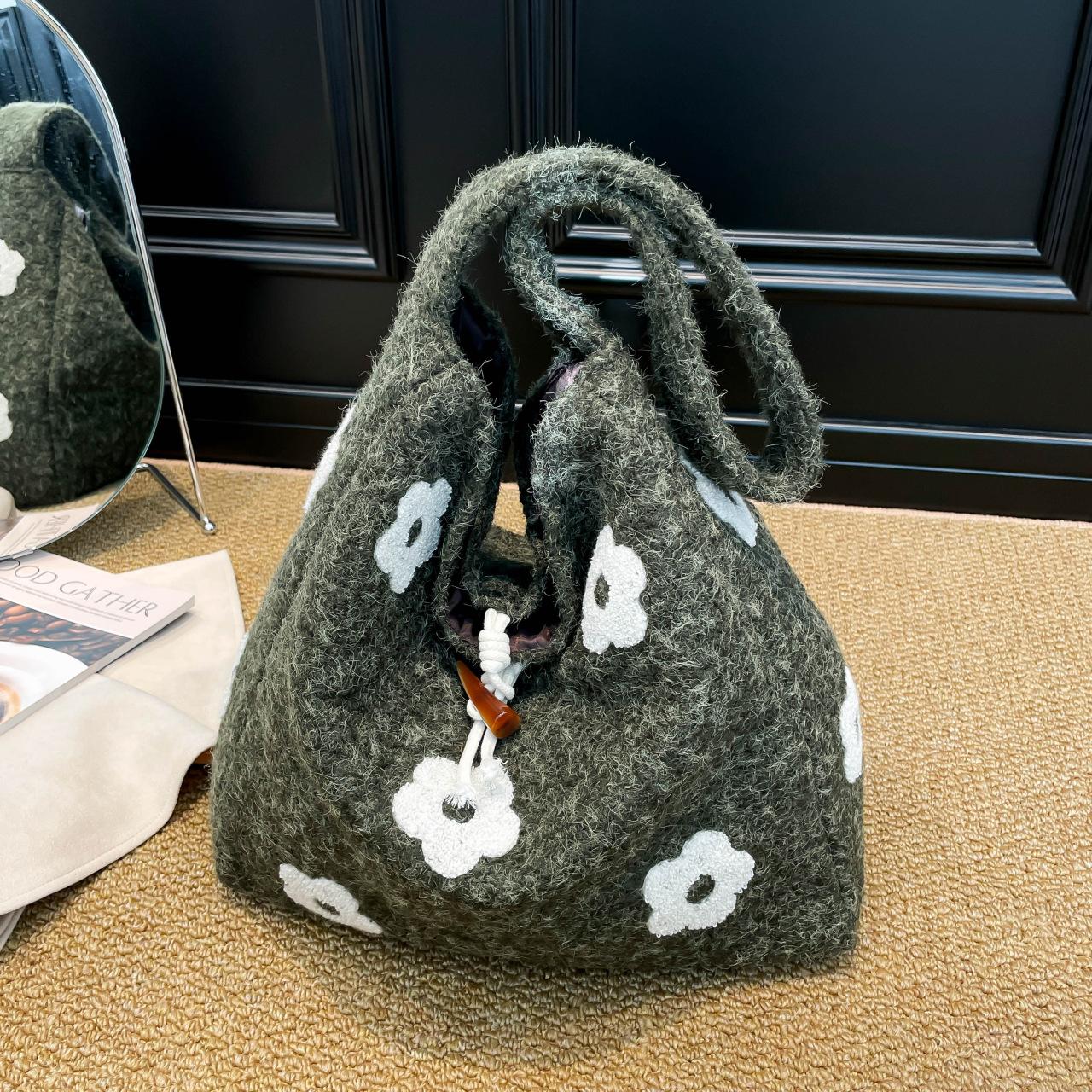 

Autumn and winter Korean version plush flower embroidered shoulder bag autumn and winter sweet niche commuter bag literary Mori tote bag