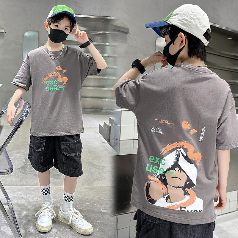 Lässiges Baumwoll-T-Shirt für Jungen im Sommer