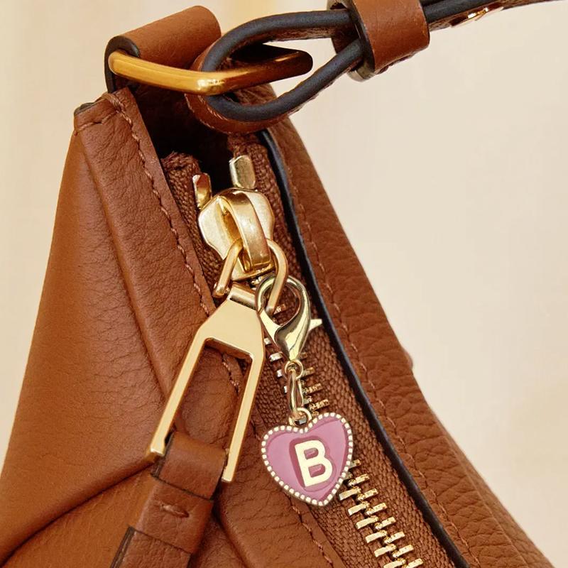 Gorąca sprzedaż 26 liter angielskich różowy dwustronny breloczek z brzoskwiniowym sercem w kształcie serca stopowy dodatek wisiorek