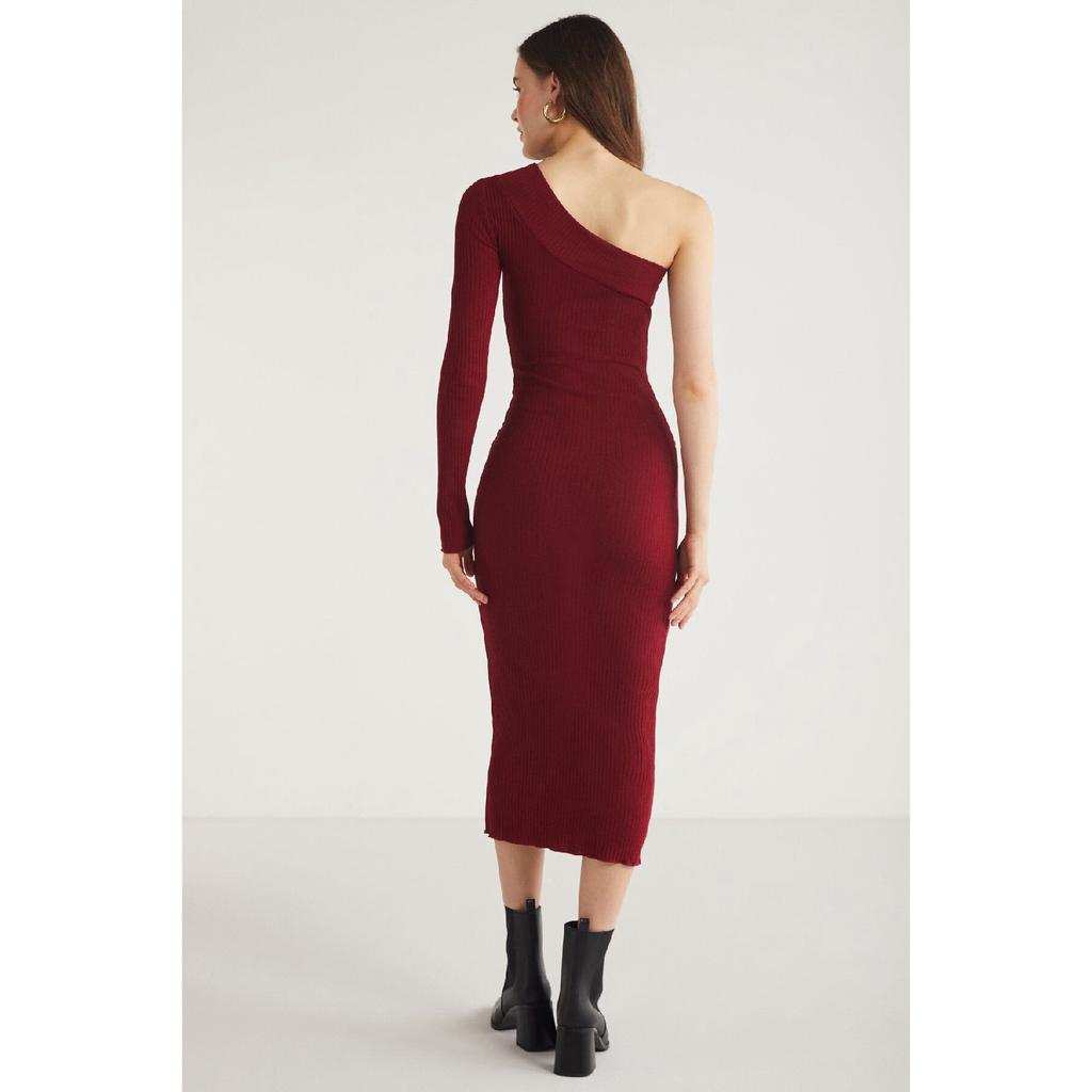 Reddsh Woman Slim Fit Narrow -cut Body Surrounding The Body
