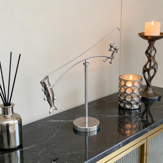 Scultura del Pescatore in Equilibrio Statuetta Artistica del Pescatore Arte Cinetico Equilibrio Fisico Pescatore in Metallo Giocattolo da Scrivania Decorazione da Scrivania