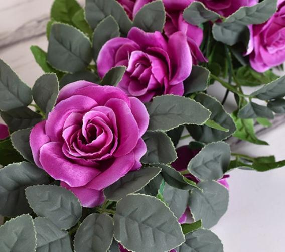 

2 шт. Искусственная гирлянда 86,61 дюйма - Белые розы и искусственный плющ для свадеб на открытом воздухе, садовых фонов и рождественского декора фиолетовый