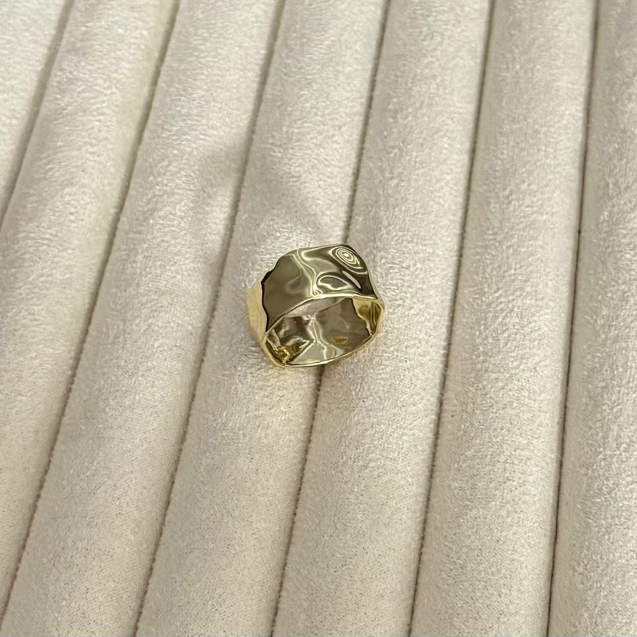 

Retro Korean C-shaped Stud Earrings with a Fashionable and Elegant Design Sense - Light Luxury and High-End Style.