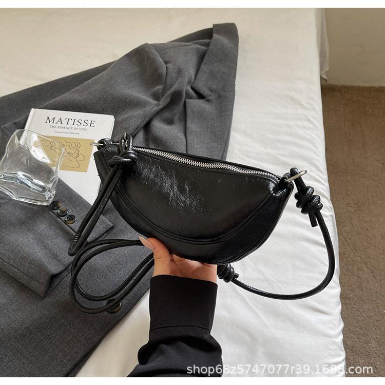 Niche design dumpling bag female messenger bag 2025 new high-end retro casual mobile phone bag fashion commuter bag