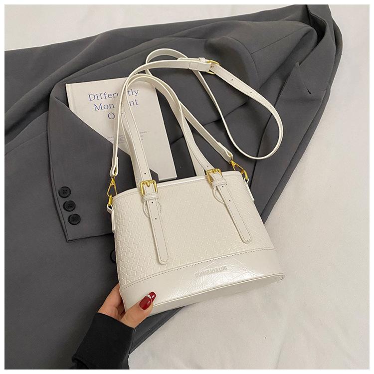 

This year s popular contrasting colors, high-end bags, women s 2025 new fashion commuter shoulder underarm bag, crossbody bucket bag белый