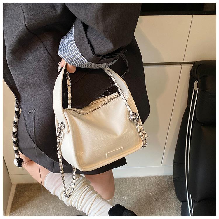 

Серебряная нишевая мягкая портативная цепочка маленькая сумка сумка-мессенджер 2025 новая трендовая модная универсальная простая маленькая квадратная сумка