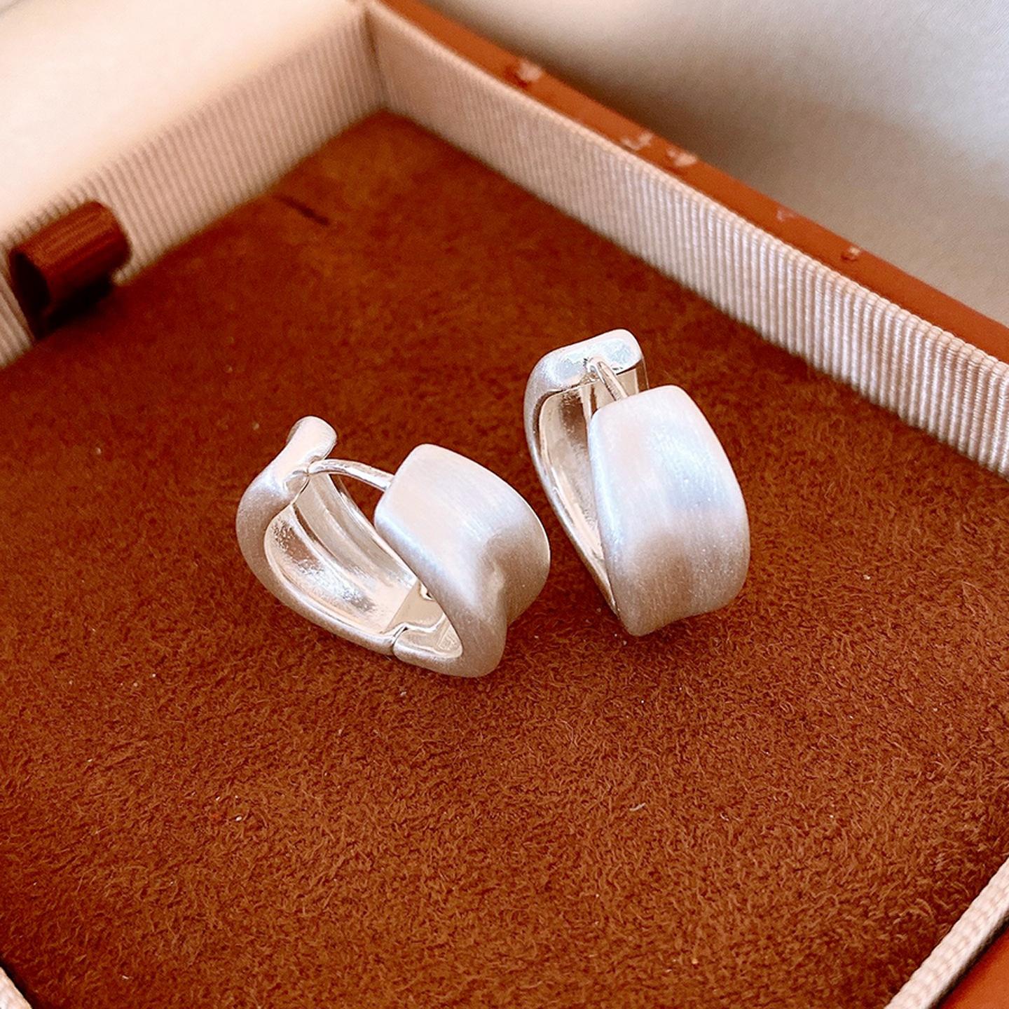 

European and American simple wide-sided brushed geometric round earrings, ear buckles, fashionable temperament, versatile earrings, women