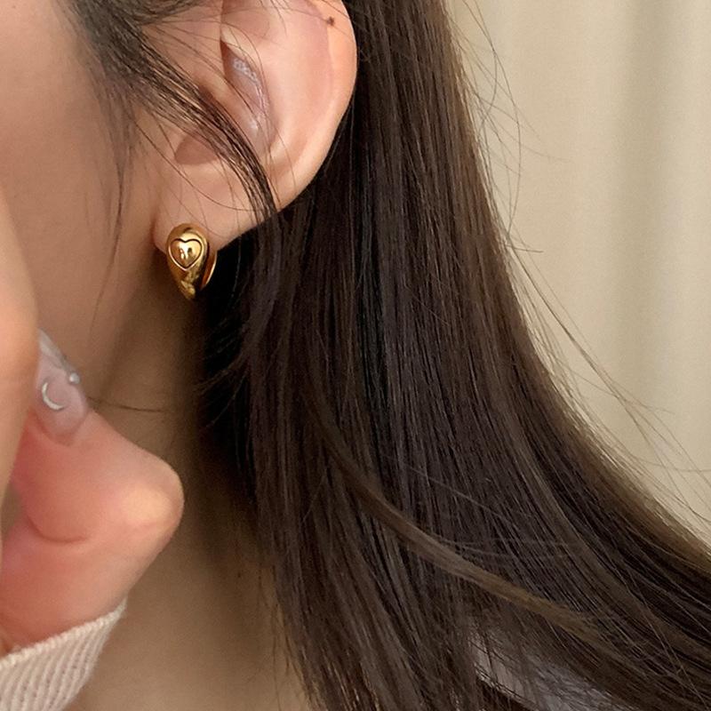 Cold Wind Metal Love Ear Buckle Women'S Light Luxury Retro Elegance Advanced Simple Fashion Temperament Versatile Earrings Earrings
