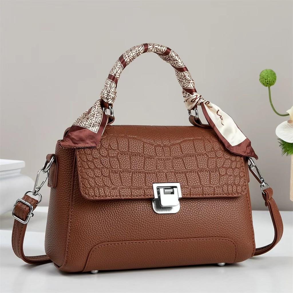 Trendy Street Style Crossbody Bag With Zipper Closure For Casual Outings