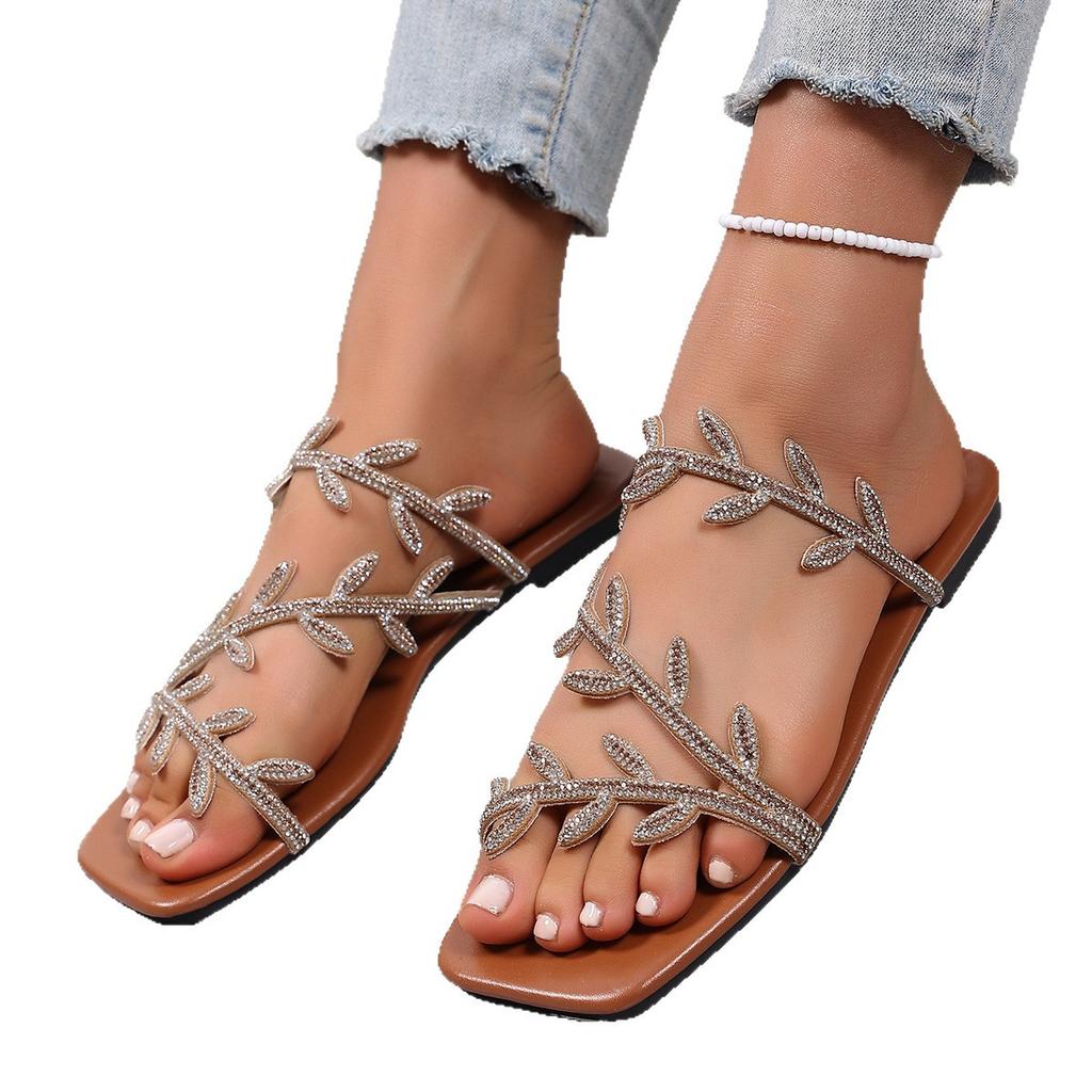 Plus-size Flat Shoes - Fashionable New Style Beach Flip-flops for Women
