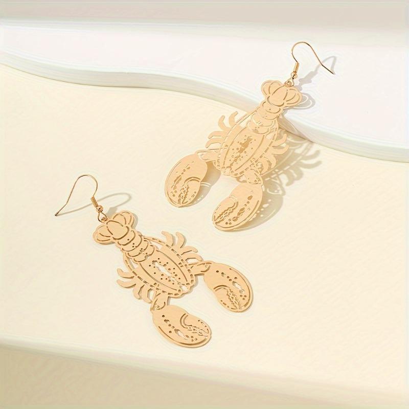 

A pair of personality exaggerated alloy hollow design sense lobster pendant earrings cartoon funny ocean wind beach party золотий жовтий колір