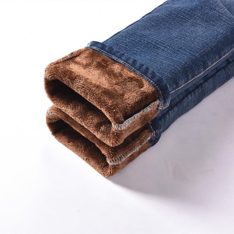 

Женские узкие джинсы с высокой талией и бархатной подкладкой — облегающие, теплые и модные на осень/зиму 2023 года 29