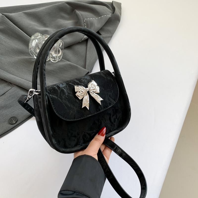 

2025 зима новая французская индивидуальность тренд мода сумка под мышкой зарубежный стиль простая текстура плечевая кроссбоди сумка-седло чёрный