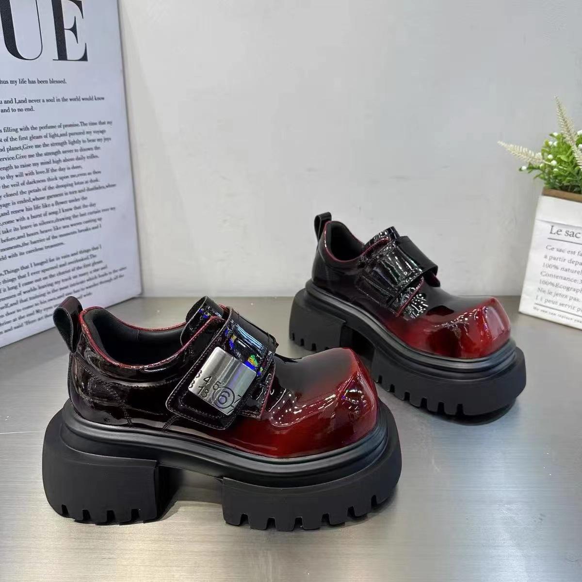 

Женские лоферы на платформе-маффин 2025 осень новые в британском стиле маленькие кожаные туфли на липучке на небольшой платформе 40 красный