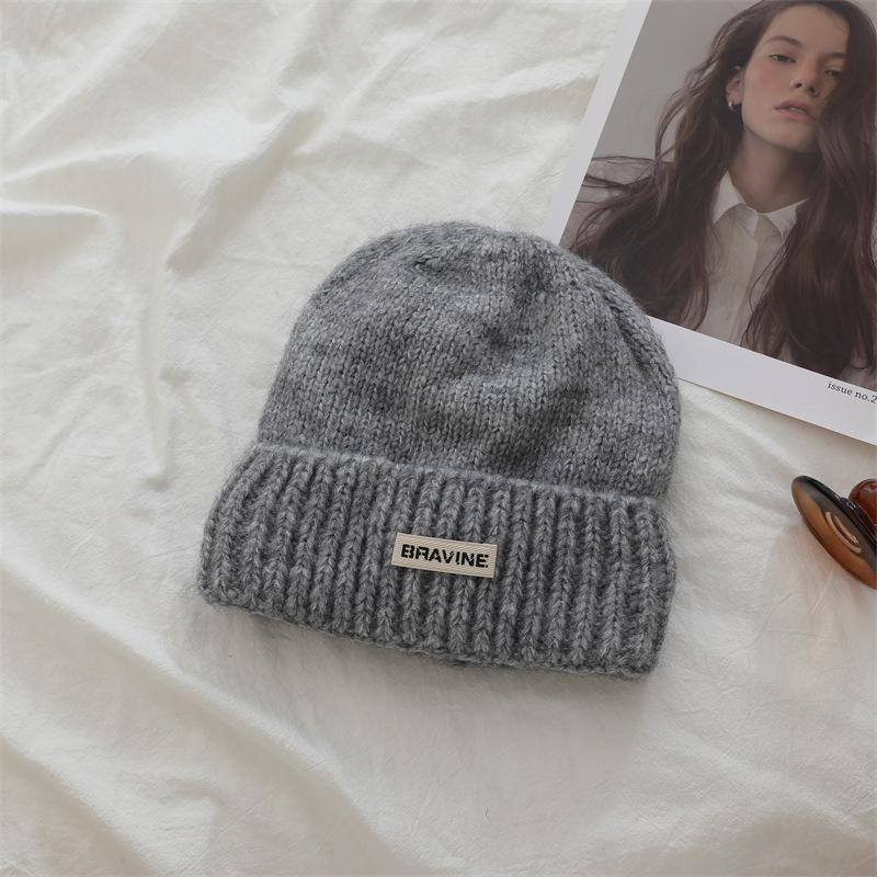 

Корейская дофаминовая простая вязаная шапка с буквенной этикеткой, одинаковая для мужчин и женщин, шерстяная шапка, женская, утолщенная, теплая one size