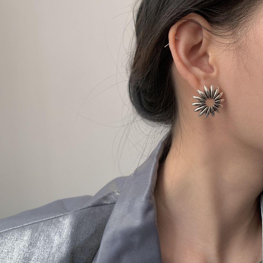 Exaggerated Floral Stud Earrings Elegant Retro Earrings Stylish Statement Jewelry  for Women