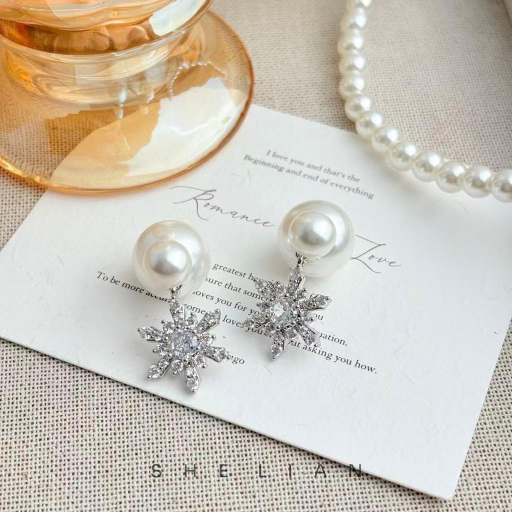 Elegant High-end Sense Versatile Two Wearing Pearl Snowflake Stud Earrings Celebrity Style Exquisite Earrings Fashion Light Luxury Earrings Women