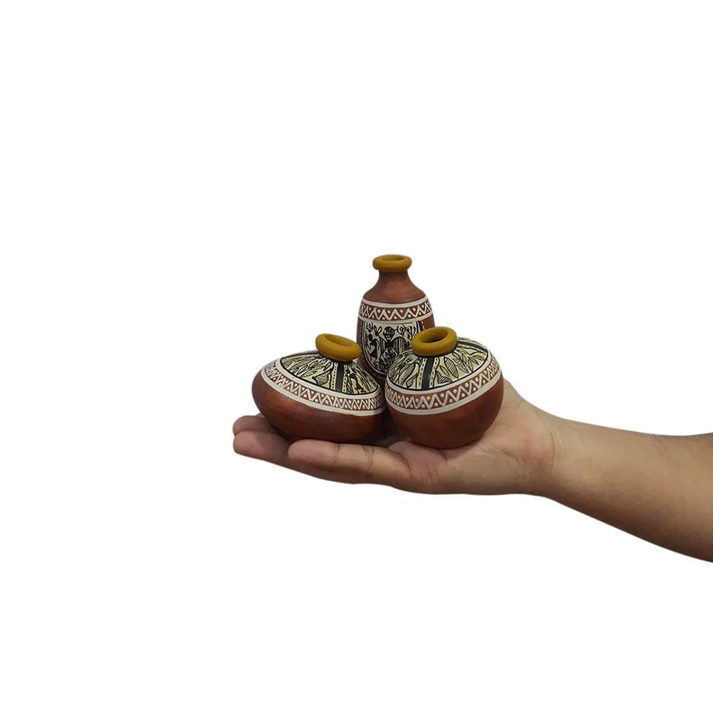 Ghivece din Teracotă Pictate Manual Warli Vaze pentru Camera de Zi și Decorarea Casei (Set de 3, Maro) | Vasuri Miniaturale din Teracotă Piesă de Expoziție