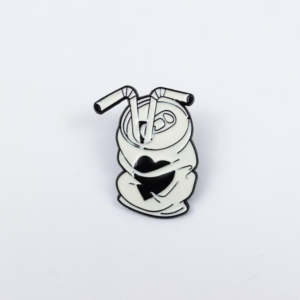 Black & White TV Player Brooch: Creative Heart-Shaped Alloy Badge for Bags, Clothing, Hats