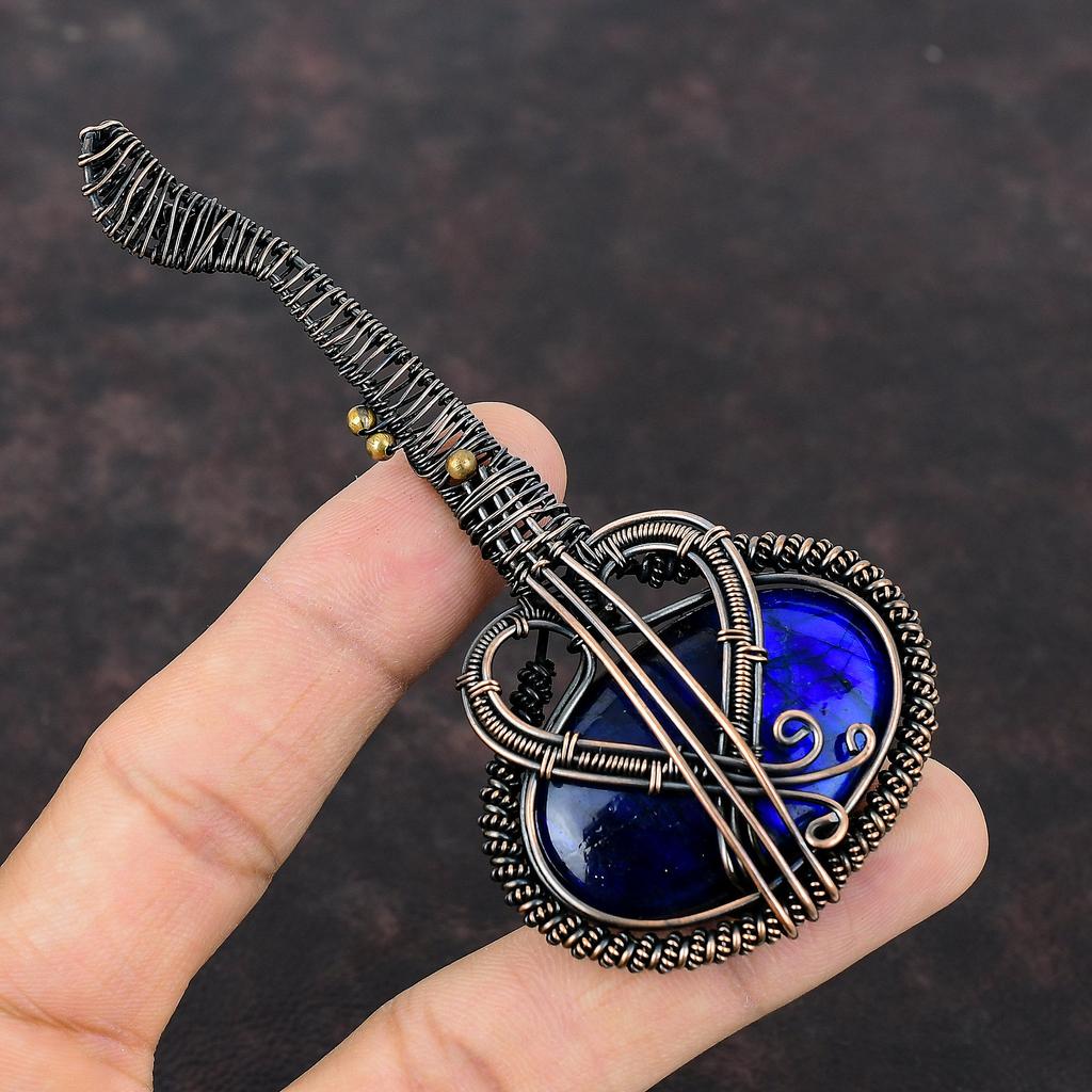 Pingente de labradorita de fogo azul com fio de cobre envolto em pedra preciosa, joia de guitarra feita à mão, pingente de instrumento musical, joia de cobre para presente
