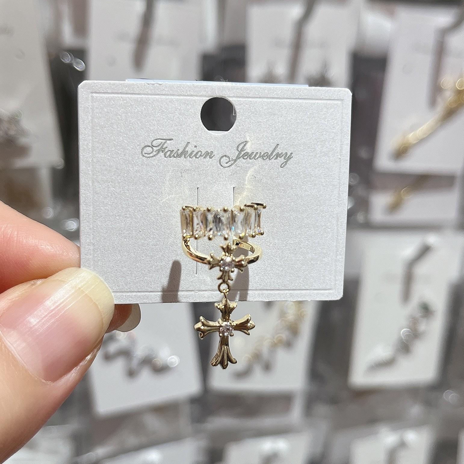 

Subtle Luxury High-end Tassel Cross Without Ear Holes, Ear Bone Clip with Personality, Super Sparkling, Sweet and Cool Female Ear Clip Earrings золотий