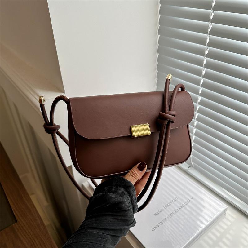 

Новая модная и модная замочная свежая однотонная модная текстура одно плечо подмышка маленькая квадратная женская сумка