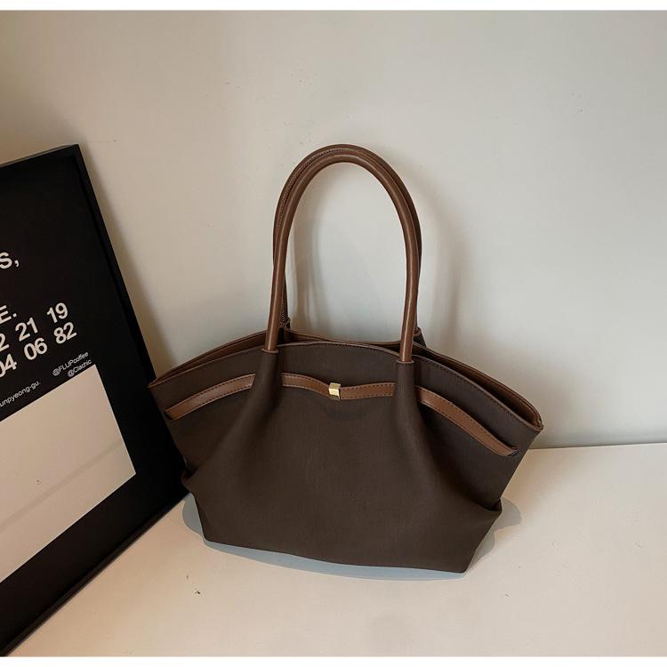 

Ретро новая матовая замшевая портативная наплечная сумка для поездок на работу, нишевый дизайн, портативная сумка-крыло, большая вместительная наплечная сумка темно-коричневого