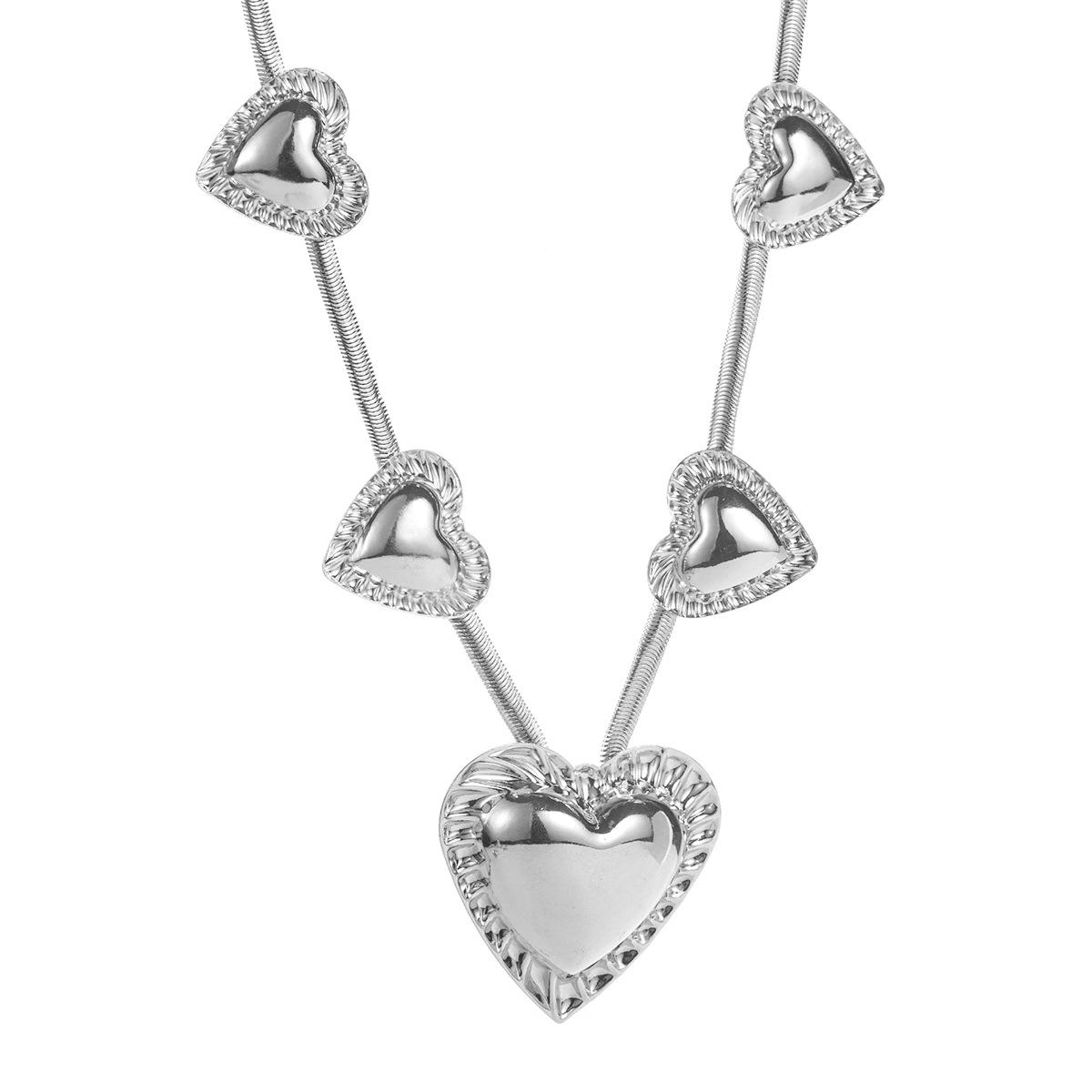 

Personalized light luxury metal love pendant necklace, retro size peach heart snake chain collarbone chain female