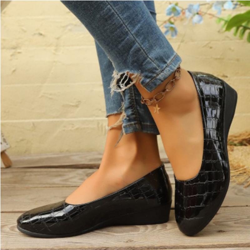 European and American large-size casual flat-bottomed Doudou shoes spring new pointed soft bottom shallow mouth