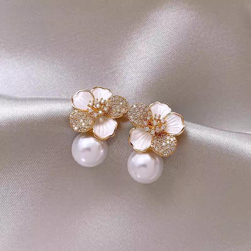 Elegant Chinese Emerald Flower Stud Earrings with Rhinestone Accent - Luxury Design for Women