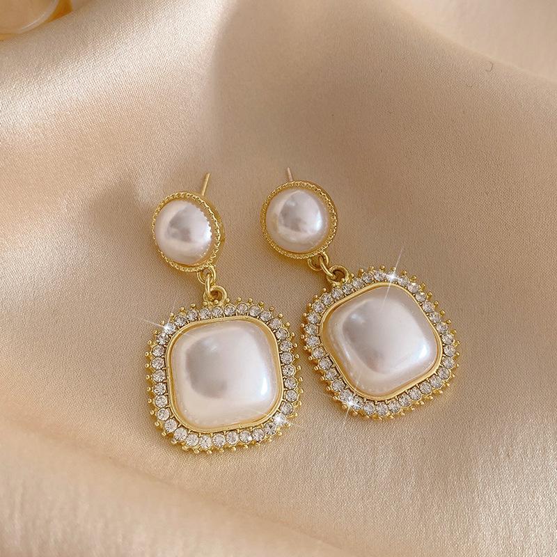 Boucles d'oreilles à tige en perles de fleur de vent parfumées à petite aiguille argentée, boucles d'oreilles légères et luxueuses, style célébrité, style rétro élégant et tendance