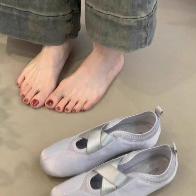 

Дизайнерские женские балетки модного бренда с круглым носком, мягкой подошвой, легкие, атласные, весна 2025, милые танцевальные туфли для леди 40 серебряный