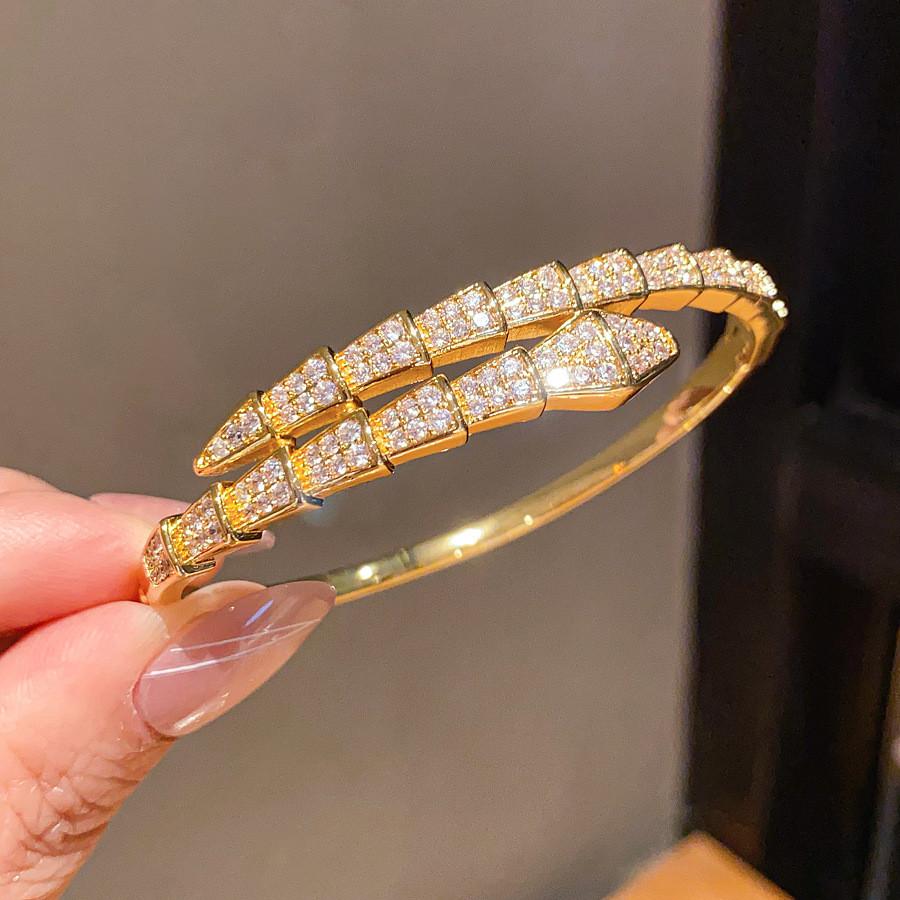 Bracciale di lusso a forma di serpente in rame placcato oro con accenti di zirconi per fashioniste