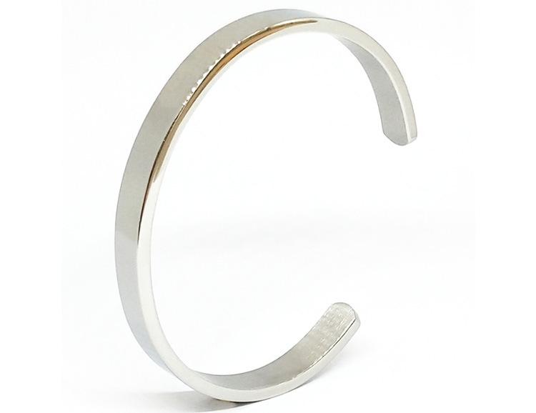 European-American Fashion C-Shaped Stainless Steel Men's Bracelet, V-Shaped Openable Polished Design, Vacuum Electroplated Titanium Steel.