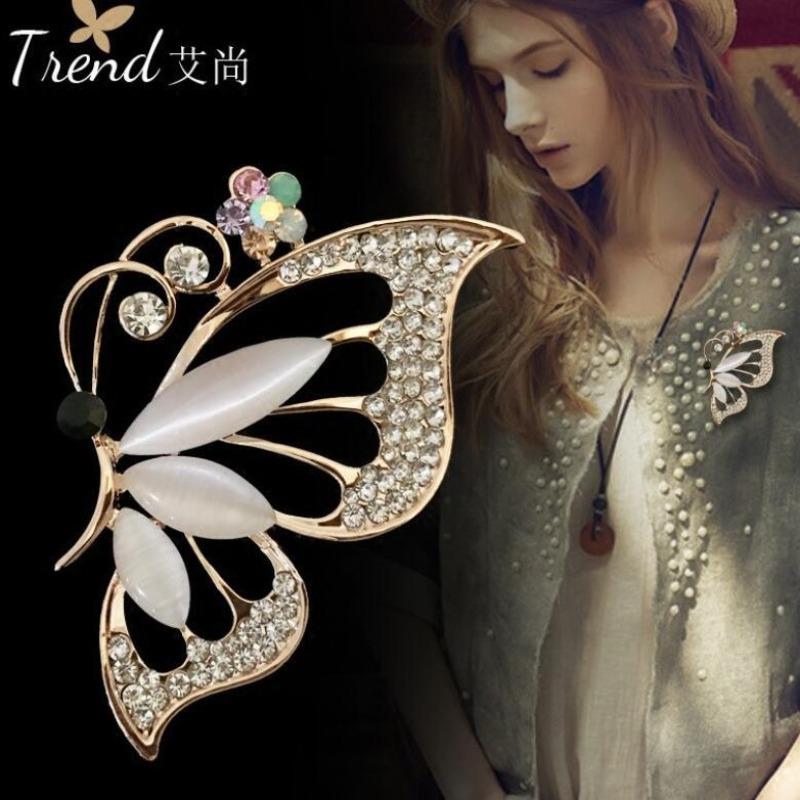 Fashion Pearl Butterfly Brooch Trendy Rhinestone Wreath Charm Metal Pins Silk Scarf Clothing Accessories for Women Jewelry Gift