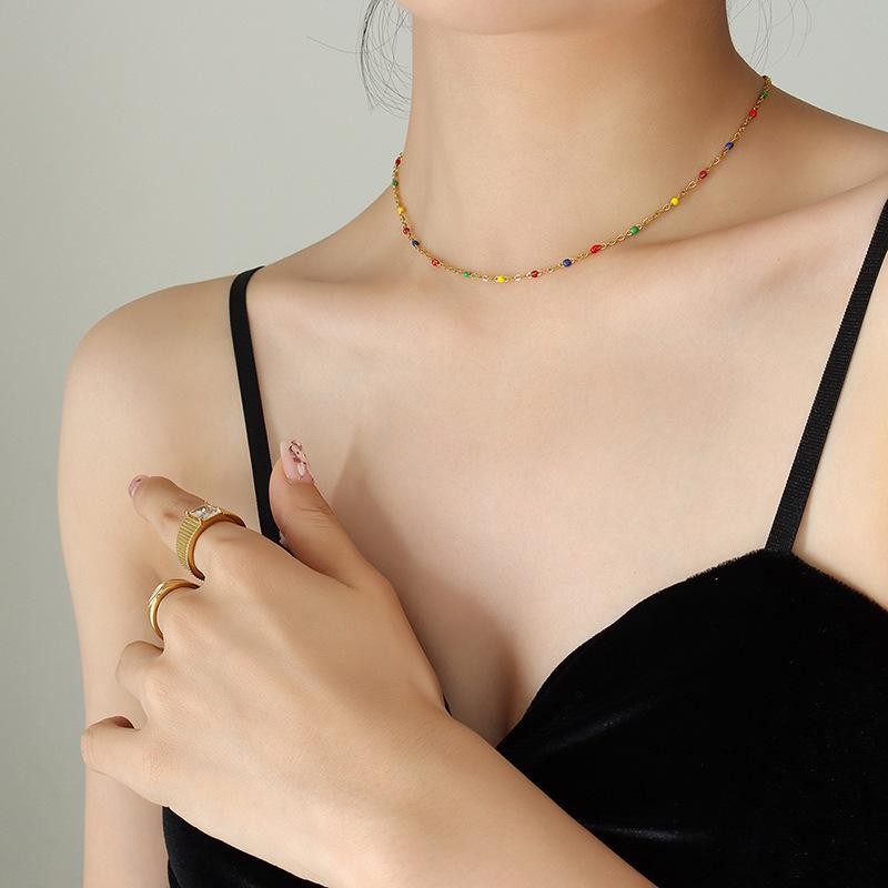 

Французский ретро-стиль, набор аксессуаров, нишевый дизайн, ощущение капающей нефти, титановая стальная цепочка, белое желтое ожерелье из ракушек, не выцветает, ювелирные изделия